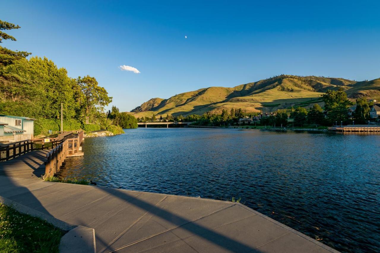 Chelan Resort Suites: Water Sunset Eksteriør bilde